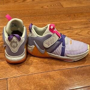 Girls Nike Lebron Witness basketball shoes size 3Y worn 6 times elem. bball EUC